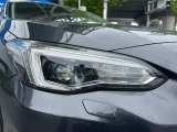 【LEDヘッドライト】悪天候や夜間走行時も良好な視界を確保し安心して運転できる高輝度LEDヘッドライトを装備!点灯速度が早く、消費電力も抑えられています。