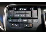 オートエアコンは左右席で独立温度コントロールが可能です。運転席はキンキンに冷やして助手席はマイルドにと言った設定が可能です☆暑さ寒さでケンカすることもなくなりますね♪