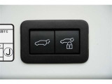 【クローザー】 スイッチを押すと電動でバックドアが閉まります。