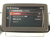 フォワードセンシングカメラで認識した交通標識をアクティブドライビングディスプレイに表示し、交通標識の見落とし防止を図り、安全運転を支援します。