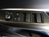 パワーウィンドウスイッチで運転席から全席の窓の開閉ができます。