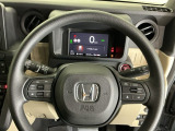 ステアリング右手側に安全運転支援機能のホンダセンシングをコントロールするスイッチ、左手側にオーディオ関連のコントロールスイッチを配置、視線を逸らすことなく運転に集中できます