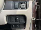 運転席のハンドル右奥側にまとめられたスイッチ群。一目で分かりやすく操作しやすいです。