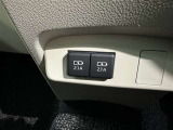 充電用端子付き。スマートフォンなどの充電に便利です。