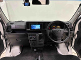 背の高い方でも頭がラクに通せ、シートも無理のない姿勢で乗り降りし易い高さです。シフトレバーもインパネのあるので平らな床で足元すっきり。横移動で助手席からの乗り降りも可能。