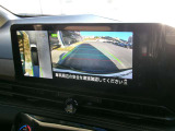 車庫入れが不安な方必見です!白線や車間を空から見下ろしたような画像で一目で分かって車庫入れも安心。周囲に動くものがあれば表示とブザーでお知らせしてくれるのでさらに安心です。