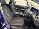 ゆったりと座れる運転席シートですのでストレスなく運転が出来ますよ!