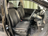 乗降がしやすい運転席。高さが調節できて小柄な方でも運転しやすいポジションをとることができます。