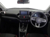 落ち着いた色遣いの運転席周りで飽きの来ないすっきりとしたデザインです。