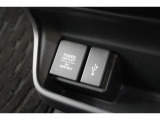USBオーディオ用ソケットがついていますので携帯電話などを接続すれば音楽等の再生が可能です!シガーソケットもございます!
