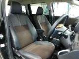 運転席側からの前席ビューです。内装色はグレー系ですので汚れも目立ちにくいです♪