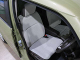 程よい硬さとホールド性が高いシートで長時間運転も快適です。