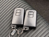 ドアの開閉時、両手が荷物で塞がっている時はキーレスでのカギの解除が大変ですよね。スマートキーはポケットやバッグに入れておけば、ノブに触れただけでロックの解除が可能です。とても便利な機能です。