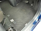フロアマットも綺麗にクリーニングされています。
