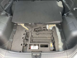 ラゲッジボードの下に収納スペースがあり、車載のパンク修理キット、空気入れが収納されています。