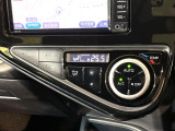 【オートエアコン】一度お好みの温度に設定すれば、車内の温度を検知し風量や温度を自動で調整。暑い&hellip;寒い&hellip;と何度もスイッチ操作をする必要はありません。快適な車内空間には必須の機能ですね♪