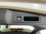 【電動リアゲート】ボタン1つで開閉可能。荷物の積み下ろしもスムーズで、安全・便利に使えます。