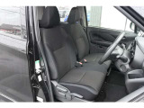 運転席にはシートリフターが付いておりますので、前後のスライドに加えシートの高さも変更出来ます。小柄な女性の方でも運転しやすいポジジョンが取れ、安心して運転できます。