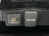 充電用USB端子付き。スマートフォンなどの充電に便利です。  アクセサリーソケット。