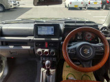 安全装備では、安心・安全な運転を支援するスズキの予防安全技術「スズキセーフティサポート」を採用。 また、全席、シートカバーを装着しており、ステアリングも同タイプのカバー装着となります。