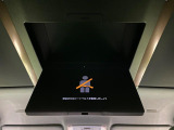 【13.2型有機ELフリップダウン】三列目からでも迫力のエンタメが観れる大画面フリップダウン。有機ELのモニターでは、一般的なフリップダウンよりも高コントラストでキレイな映像を楽しめます。