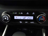 オートエアコンです。車内を設定温度に保ち、快適空間をキープします。