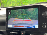 【バックカメラ】駐車時に後方がリアルタイム映像で確認できます。大型商業施設や立体駐車場での駐車時や、夜間のバック時に大活躍!運転スキルに関わらず、今や必須となった装備のひとつです!