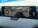 【360&deg;ビューモニター】  とても分かりやすい、クルマの上から見下ろしたような映像で、駐車サポートをしてくれます。