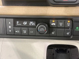 【オートエアコン】一度お好みの温度に設定すれば、車内の温度を検知し風量や温度を自動で調整。暑い&hellip;寒い&hellip;と何度もスイッチ操作をする必要はありません。快適な車内空間には必須の機能ですね♪