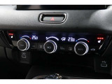 運転席と助手席の温度設定の変更が可能な左右独立タイプのデュアルエアコンです♪♪♪暑がりな人・寒がりな人も誰もが車内を快適にお過ごしいただけます♪♪♪