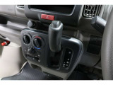 インパネシフトだから視線の移動も少なく足元もスッキリ♪運転席もゆったりしているのでゆとりを持ってドライブできますね!