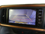 バックガイドモニター付き。車両後方の映像をナビ画面に表示し、駐車などの後退操作をサポートします。