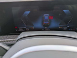 ◆インスツルメント・パネルのエレガントなデザインは、BMW特有の水平ラインで構成され、室内空間に端正な印象をもたらします。人間工学に基づいてレイアウトされた重要な操作系統は、直観的な操作が可能です◆