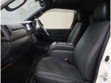 高いホールド性で運転姿勢が安定します。長距離ドライブでも疲れにくいのが魅力です。快適なドライビングライフをお送りください♪