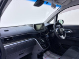 ダイハツのお店では、ダイハツ車を知り尽くしたプロフェッショナルが、専用の診断機器を使って各システムを点検しております。
