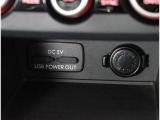 携帯デバイスの充電が可能なUSB出力DC5V電源を2口装備。アクセサリーDC12V電源ソケットも装備していてとても便利です!