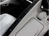 スイッチパネルが縦に並んでおり、C8のインテリアの中でとても特徴的な部分です!
