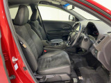 【運転席&助手席】運転席にはハイトアジャスタ機能付きで運転姿勢もバッチリ!ロングドライブでも疲れにくいシートです。