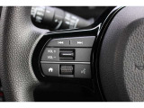 ハンドル左部分でオーディオ操作が可能。そのため、運転中でも目線をずらさずに安全運転♪