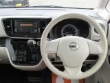 運転席位置からハンドルの周りにスイッチ類が手の届きやすい範囲にあり、操作がしやすくなっております。