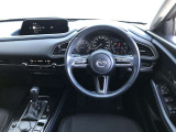 【運転席インテリアデザイン】左右対称のインテリアデザインでドライバーを包み込み運転に集中できるように設計されています。