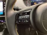 ステアリングにオーディオ操作スイッチが付いています。オーディオ画面に直接タッチしなくても操作が出来ますので、運転に集中できます。