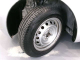 タイヤサイズは165/70R14です。