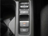 電子制御パーキングブレーキ搭載で指一本で簡単に操作することができます。さらに停車中に、ブレーキペダルを踏み続けなくても、自動的にブレーキを保持する機能である、オートマチックブレーキホールド付きです。