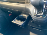 収納式ドリンクホルダーは、運転席・助手席どちらからも手が届きやすく、使いたい時にサッと引き出せる便利な仕様です。