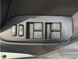 パワーウィンドウのスイッチですよ。 運転席に居ながら窓を開け閉めのコントロールできますよ。 ロック機能で、子供がイタズラして窓を開けるという事も無くなりますよ。