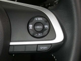 【レーダークルーズコントロール】(全車速追従機能付)付きです。車速に応じて追従支援してくれるので、ロングドライブも快適です。詳細は販売店スタッフまでおたずねください。