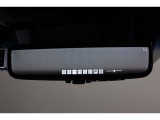 車両後方カメラの映像をインナーミラー内のディスプレイに表示します。前後方録画機能付き。