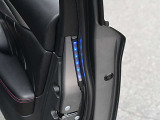 ドアを開いた際、後方へ自車の存在を知らせるイルミネーション