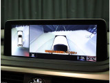 パノラミックビューモニター。車両を上から見たような映像を表示。運転席から目視しにくい車両周囲の状況をリアルタイムで確認できます。